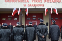 Strazacy w tle remiza strazacka