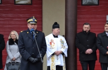 Goscie uczestniczacy w przekazniu wozu