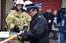 Komendant Powiatowy PSP przeciaga wstege