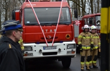 Strazacy na tle samochodu strazackiego