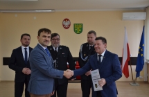 Przekazanie mundurów i torby dla strażaków z malanowa - wójt malanowa i radny sejmiki robert popkowski