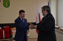 Przekazanie mundurów i torby dla strażaków z malanowa - radny sejmiku popkowski i prezes osp malanów