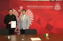 Podpisanie umowy darowizny samochodu wojt gminy i komendant PSP Turek
