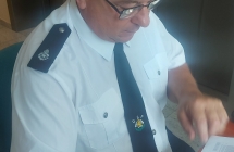 strazak osp podpisuje dokumenty 