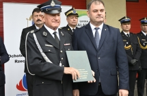 dwoch mezczyzn trzyma zielona teczke