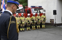 grupa strazakow w mundurach