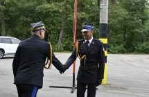 dwoch strazakow podaje sobie dlonie