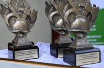 statuetki w ksztalcie helmu i topra strazackiego