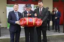 trzech mezczyz trzyma czerwona torba pspr1
