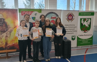 Grupa osob pozuje do zdjecia podczas wreczenia nagrod