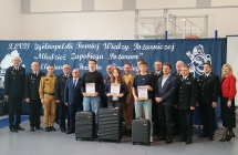 Grupa osob podczas wreczenia nagrod