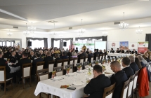 strazacy siedzacy na krzeslach