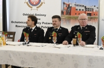 trzech strazakow przy stole