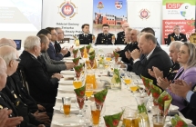strazacy przy stolach