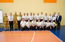 grupa osób w białych koszulkach