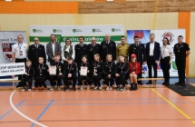 strażacy mdp siedzący na ławce wraz z dorosłymi