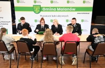 grupa osob siedzaca przy stole, 