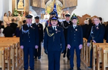grupa strazakow wychodzi z kosciola