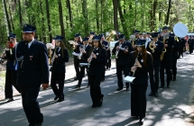 strazacka orkiestra w otoczeniu drzew