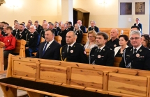 grupa osob siedzi w lawce