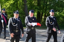 strazacy osp, jeden trzyma flage polski