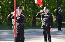 strazacy salutuja i podnosza flage polski