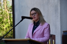 kobieta w rozowym stroju przy mikrofonie