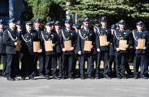 grupa strazakow z dyplomami, teczkami