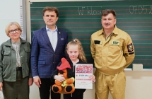 trzy dorosłe osoby  i dziecko