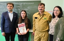 grupa stojących osób
