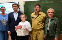grupa dorosłych osób i dziecko 