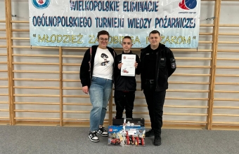 Antoni z mama i prezesem OSP Bibianna