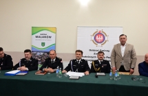 strazacy przy zielonym stoliku