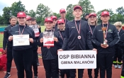 Druzyna MDP Bibianna w granatowych dresach i czerwonych czapkach