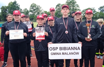Druzyna MDP Bibianna w granatowych dresach i czerwonych czapkach